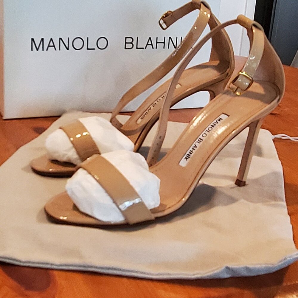 STUNNING MANOLO BLAHNIK "CHAOS" NUDE PATENT LEATHER ANKLE STRAP SANDALS